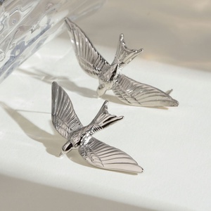 Boucles d'oreilles pendantes en forme d'oiseau rétro européen-américain en trois dimensions, en acier inoxydable non décolorant, avec sertissage à bélière - Product Image 6