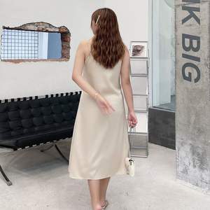 Vestido midi satinado con cuello en V y nudo Runqi N8014, cintura natural, asimétrico, transpirable, informal, para mujer, uso diario. - Product Image 1