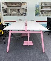 Structure de bureau en forme de U rose, pour 4 personnes, avec cloison et gestion des câbles
