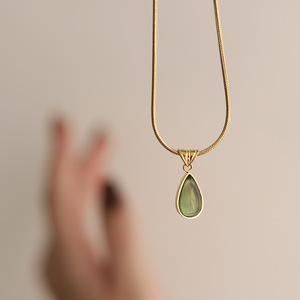 Collier tendance en acier inoxydable avec pendentif goutte d'eau vert translucide et saphir bleu océan, chaîne maille serpent - Product Image 3