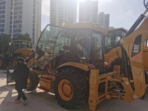 Chargeur frontal Caterpillar 420F d'occasion en bon état, modèle 2023, moteur Cummins, puissance 75 kW - Product Image 4