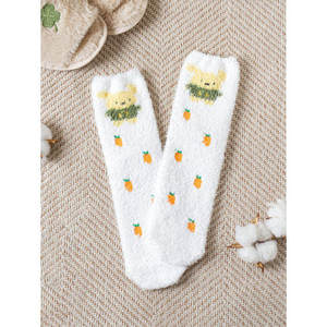 Calcetines de dormir blancos personalizables de talla única, transpirables, absorbentes de calor, de nailon, de punto, con lazos Estampados de conejo y zanahoria para invierno - Product Image 1