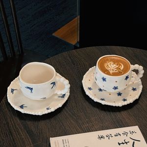 แก้วกาแฟพอร์ซเลนสไตล์วินเทจฝรั่งเศสลายดอกไม้ ทำมือ แก้วลาเต้ลายนกนางแอ่น ใช้กับไมโครเวฟและเครื่องล้างจานได้ เหมาะเป็นของขวัญทางธุรกิจ - Product Image 2