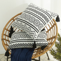 Housse de coussin d'oreiller à pompon en jacquard géométrique Chenille du Maroc nordique