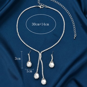 Ensemble de bijoux de mariée glamour en forme de goutte <span class=keywords><strong>d</strong></span>'eau avec diamants, collier et boucles <span class=keywords><strong>d</strong></span>'oreilles époustouflants pour des moments inoubliables - Product Image 3