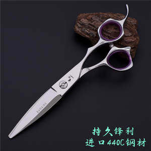 กรรไกรตัดผมอาคาริ 1816 รุ่นมืออาชีพ ขนาด 6 นิ้ว หัวตรง ผลิตจากเหล็กกล้าไร้สนิม 440C ด้ามจับขนาดกลาง สำหรับใช้ในร้านเสริมสวย - Product Image 3