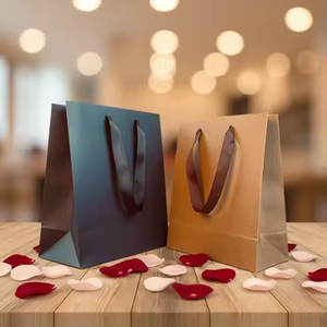 ถุงกระดาษคราฟท์ราคาประหยัด พิมพ์โลโก้สีตามสั่ง ปั๊มร้อน พร้อมหูหิ้วแบบเชือกริบบิ้น สำหรับใส่สินค้าช้อปปิ้ง - Product Image 6