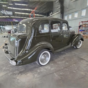 Pneus blancs à flancs larges pour voiture électrique vintage à quatre portes, pour présentoirs commerciaux - Product Image 3