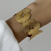 Bracelet manchette large pour femme, plaqué or PVD, avec motifs martelés, vagues, papillons, feuilles, fleurs, nœuds, étoiles de mer, coquillages et symboles d'infini