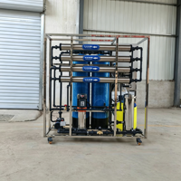 Usine de traitement d'eau pure par osmose inverse 1000LPH compacte et portable pour l'alimentation en eau communautaire, petite ligne de production