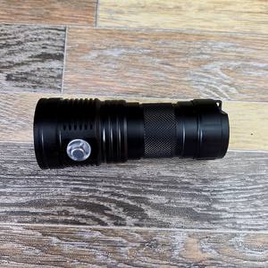 ไฟฉาย LED 3 สี ปรับลำแสงได้ 6500 ลูเมน มาตรฐานกันน้ำ IP68 ตัวเรือนอะลูมิเนียมอัลลอยด์ ใช้สำหรับดำน้ำ ตั้งแคมป์ ค่า CRI สูง 90 สีแดง - Product Image 5