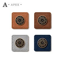 APEX Fabricant d'étiquettes en cuir personnalisées OEM ODM pour hijabs, abayas, couvre-chefs, sacs et foulards, avec bord cousu et logo métallique