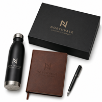 Ensemble cadeau d'entreprise personnalisé avec logo, comprenant une bouteille gravée, un carnet en cuir, un stylo en métal et un coffret cadeau haut de gamme