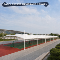 Abri sportif polyvalent à plusieurs travées, à structure en treillis à mât ondulé, imperméable, résistant aux UV, à portée libre, sur mesure