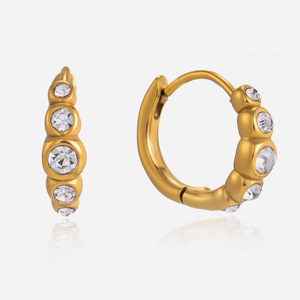 Boucles d'oreilles Huggie en acier inoxydable 18K avec strass ronds sertis clos, design géométrique, pour usage quotidien - Product Image 1