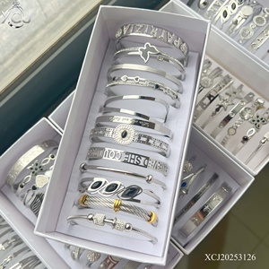 Conjunto de 12 Pulseiras de Moda em Aço Inoxidável com Revestimento em Prata PVD para Mulheres, Caixa de Presente com Figuras Aleatórias - Product Image 2