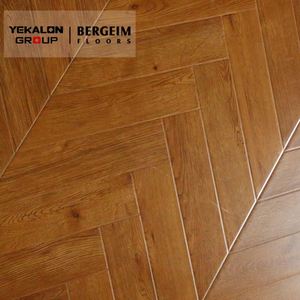 Revêtement de sol <span class=keywords><strong>stratifié</strong></span> de <span class=keywords><strong>parquet</strong></span> à chevrons en bois d'ingénierie <span class=keywords><strong>Chevron</strong></span> de style moderne de 12mm pour sols de salon - Product Image 4