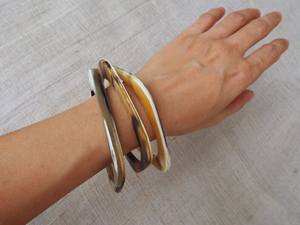 Elegantes brazaletes de cuerno de búfalo, artesanía natural, joyería hecha a mano para mujeres, accesorios artísticos y moda cultural atemporal. - Product Image 5