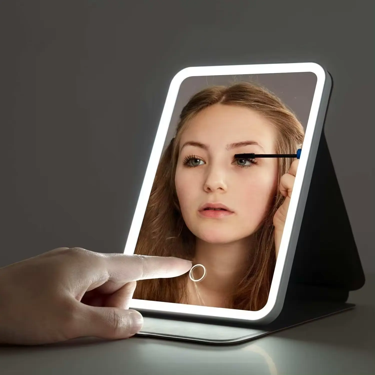 Hersteller individuelles Logo Ipad-Stil wiederaufladbarer Desktop Kosmetik-Schönheitspiegel zum zusammenklappen Reisen Kosmetik-Schminkspiegel mit Led-Licht