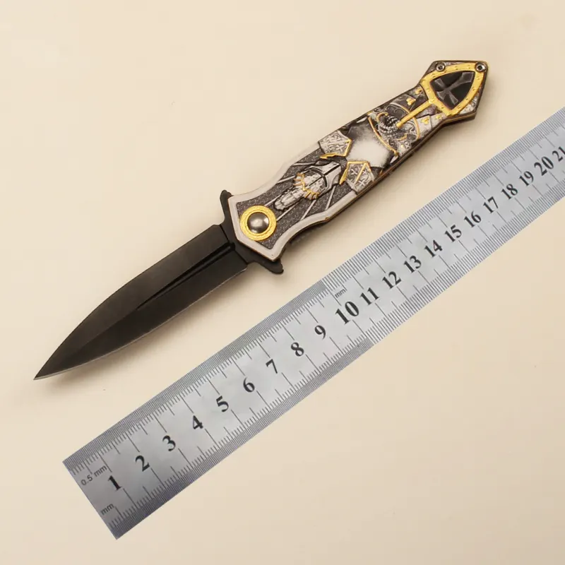 Hunting folding knife with carbonized treatment blade