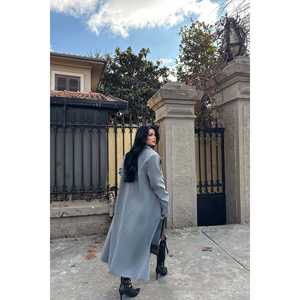 เสื้อโค้ทสีเทาสำหรับผู้หญิง แต่งกระดุมด้านหน้าและกระเป๋า - Product Image 1