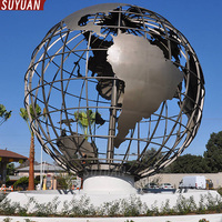 Sculpture d'art moderne sur mesure de globe terrestre en acier inoxydable gravé, grande taille, avec couleur personnalisée pour place urbaine extérieure
