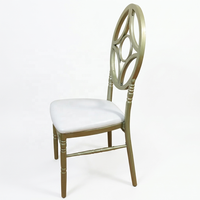Chaise d'événement en métal doré et argenté avec dossier découpé en anneau concentrique, pieds à tiges et assise rembourrée blanche douce – Mobilier de fête