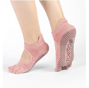 Venta al por mayor de Interior de cinco dedos Yoga Barre Medias Casual de corte bajo tobillo de punto calcetines de las mujeres de agarre antideslizante logotipo personalizado Pilates Calcetines - Product Image 1
