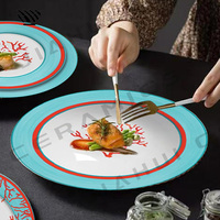 Embrace Oceanic Esthétique Assiettes à dîner en porcelaine-Motifs de corail rouge vif sur toile bleue-blanche