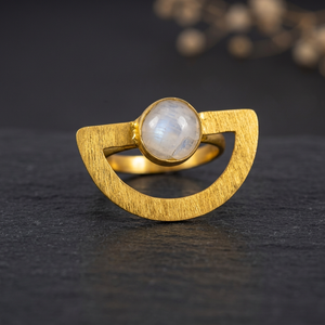 SOUMYA CREATIONS Bague minimaliste en laiton plaqué or avec serti géométrique et pierre de lune arc-en-ciel - Product Image 1