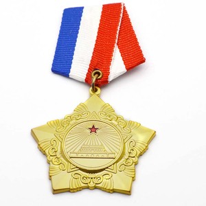 Maßgefertigte Metallmedaille in Pistolenform Ehrenauszeichnung 24k Goldmedaille mit Band - Product Image 6