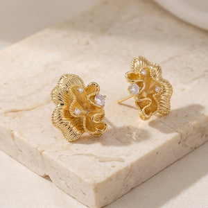 Boucles d'oreilles en diamant, or 18 carats, design pétale, pour un usage quotidien - Product Image 1