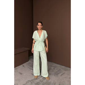 Ensemble chemisier et pantalon en lin à col en V et à taille nouée, ensemble de pantalon vert en deux pièces avec un design en deux pièces - Product Image 2