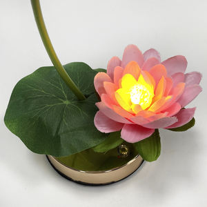 Lumières de lotus LED d'intérieur pour la maison avec des feuilles vertes et un interrupteur tactile décoratif de fleurs roses pour la célébration de la Saint-Valentin - Product Image 4