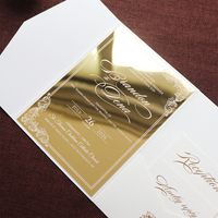 Undangan Pernikahan Hardcover Desain Lipat Tiga Mewah Buatan Tangan dengan Monogram Akrilik Emas untuk Pernikahan yang Berkesan