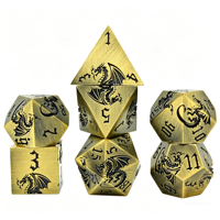 Ensemble de dés polyédriques en métal gravé de dragons noirs en laiton antique, 7 pièces avec des chiffres gothiques noirs pour les jeux de table DND RPG