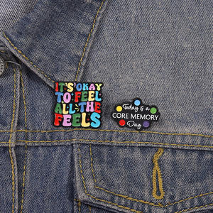 Está bien sentir todo lo <span class=keywords><strong>que</strong></span> se siente Alfileres <span class=keywords><strong>de</strong></span> esmalte Adhd Broches <span class=keywords><strong>de</strong></span> salud mental <span class=keywords><strong>Hoy</strong></span> <span class=keywords><strong>es</strong></span> un día <span class=keywords><strong>de</strong></span> memoria central Insignia <span class=keywords><strong>de</strong></span> solapa Regalos <span class=keywords><strong>de</strong></span> joyería - Product Image 2