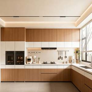 Cocina de Isla Moderna y Lujosa Personalizada de Balom con Gabinetes Blancos Crema, Textura de Madera Clara y Diseño de Electrodomésticos Integrados - Product Image 5