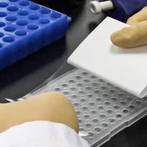 Placa de sellado óptico para diagnóstico de laboratorio, película de sellado de microplaca con falda completa, material de laboratorio, 96 Well, modelo DNA RNA, hecho en EE. UU. - Product Image 4