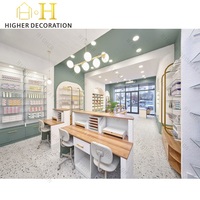 Décoration intérieure et vitrine de présentation pour boutique de parfums de luxe, personnalisation complète de la boutique, décoration de magasin de parfums