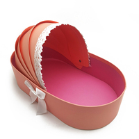 Caja de regalo personalizable para bebé Cartón rígido con protección UV Logotipo Lámina en forma de cuna Diseño irregular Artesanía Uso industrial