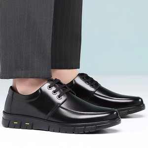 Nouveau Modèle 2025 Chaussures Homme en Cuir Véritable Antidérapantes Imperméables Légères Respirantes Décontractées Habillées Tendance Semelle Souple en PU - Product Image 4