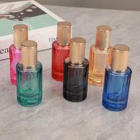 Prix de gros usine – Flacon de parfum en verre rond multicolore vide avec capuchon nervuré doré de luxe et atomiseur, logo personnalisé