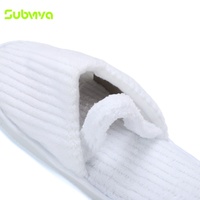 Chaussons de spa premium en polaire corail rayée avec bride à la cheville et semelle EVA, jetables, pour invités d'hôtels, spas et complexes hôteliers