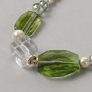 Collar de Perlas Blancas y Cristales Verdes con Cierre Magnético, Joyería Elegante para Mujer - Product Image 3