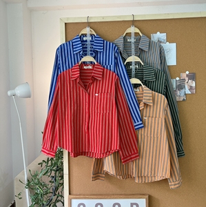 เสื้อเชิ้ตผู้หญิงลายทางความยาวปานกลาง รุ่น A801 ผ้าฝ้ายหนา แต่งกระเป๋าป้ายโลหะ ปกคอเสื้อพับได้ สไตล์ลำลอง เหมาะสำหรับฤดูใบไม้ผลิและฤดูร้อน - Product Image 1