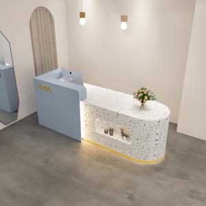 Comptoir d'accueil blanc pur en acrylique avec cadre métallique et éclairage LED – Design minimaliste pour bureau, hall d'hôtel, réception de salon de beauté - Product Image 3
