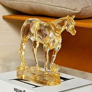Statuetta di Cavallo Personalizzata, Modello Decorativo per Interni, Artigianato da Tavolo, Scultura in Resina Trasparente Modellata a Mano, Oggetto da Collezione - Product Image 4