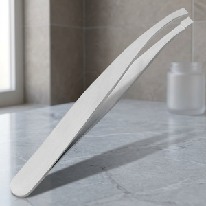 Pinza de Precisión para Cejas con Punta Inclinada para un Depilado Preciso - Product Image 5
