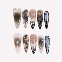 Ongles à presser en acrylique, design croix punk métal 3D, base dégradée noir-nude, décorations épines, éclats d'étoile, rivets et perles en acier, forme amande